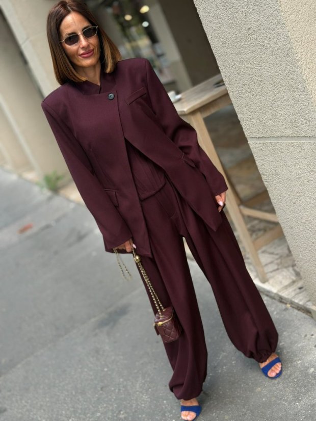 Dámske burgundy sako Milano s predĺženým strihom a elegantným hladkým prevedením