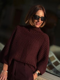 Burgundy pletený sveter Tionne s vyšším rolákom na modelke.