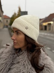biela dámska čiapka s kamienkami elegantný zimný doplnok