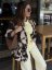 Hnedé oversize sako s cow print vzorom, kombinované s džínsami a hnedým svetrom – jesenný outfit v prírodných tónoch
