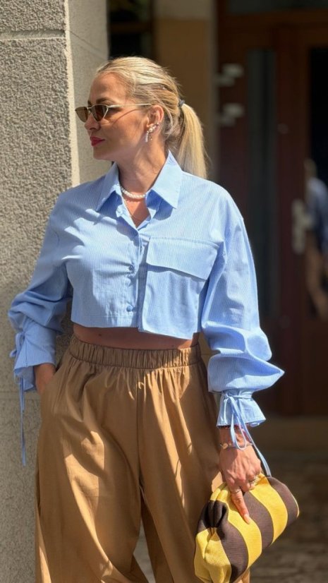 Dámska modrá crop košeľa Vale Blue s jemným prúžkovaným vzorom, vreckom a rukávmi s viazaním