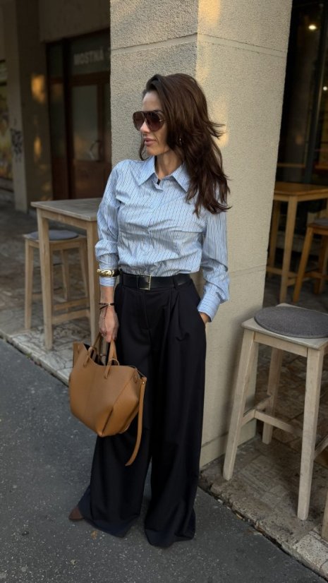 Modrobiela pruhovaná dámska košeľa s prešitím na hrudi, elegantná bavlnená košeľa