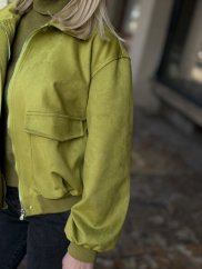 Pistáciová dámska bomber bunda z brúseného materiálu s elastickými rukávmi a moderným strihom