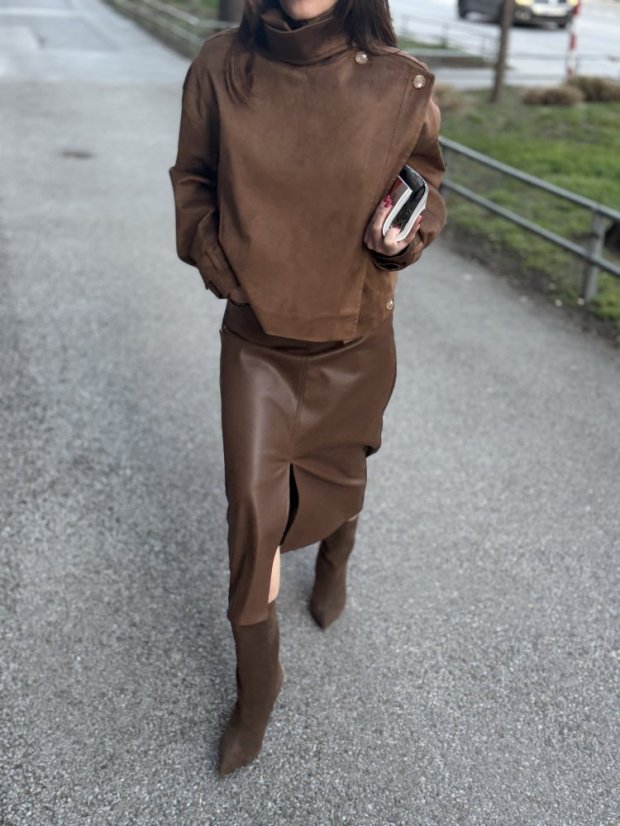 hnedá koženková midi sukňa s rozparkom na žene v elegantnom mestskom outfite