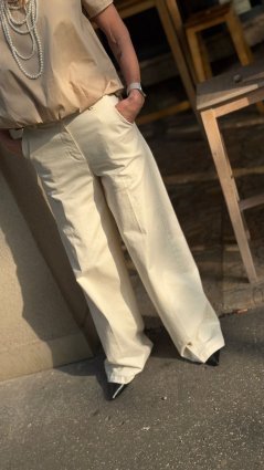 béžové elegantné nohavice na žene so širším strihom a vysokým pásom béžové elegantné nohavice na žene so širším strihom a vysokým pásom