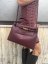 Burgundy kožená kabelka so zlatou sponou a prepletaným detailom, elegantný taliansky dizajn.