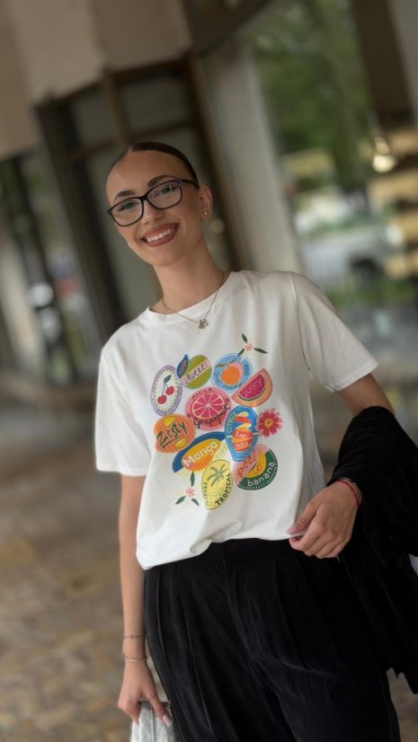 Biele bavlnené tričko s farebnou tropickou ovocnou potlačou na leto