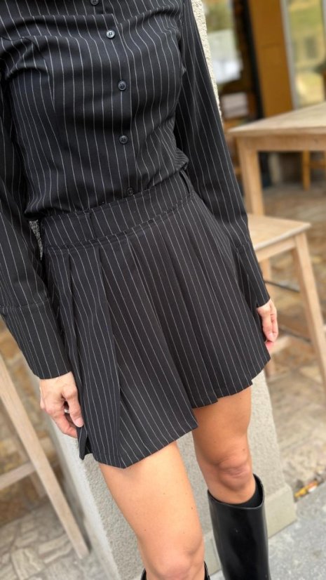 čierna krátka sukňa s jemným prúžkom a skladaným efektom v elegantnom outfite