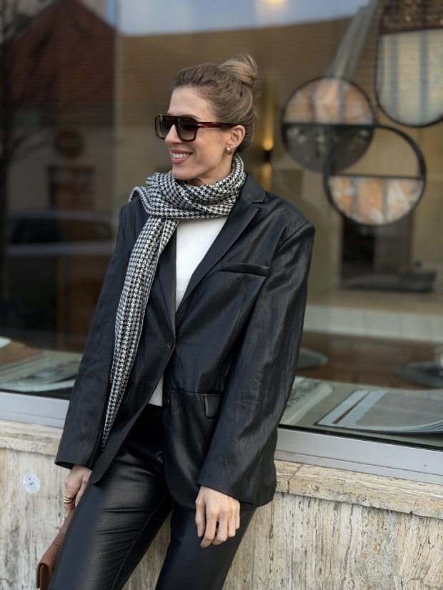 Čierny blazer s jemným leskom v modernom mestskom štýle