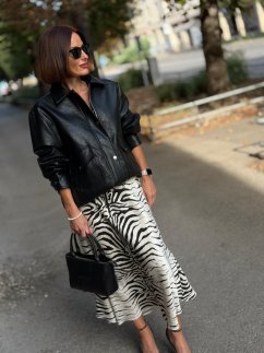 Čierno-biela sukňa Zebra so zvieracím vzorom na modelke s čiernou bundou.