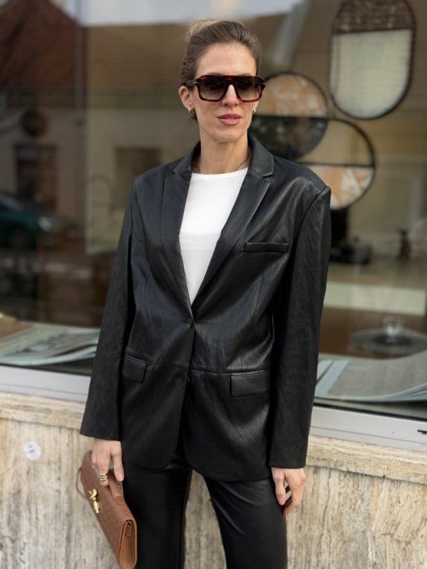 Čierny blazer s jemným leskom v modernom mestskom štýle