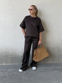 Hnedý dámsky oversize top s krátkym rukávom a jemným leskom, ideálny pre elegantné aj ležérne outfity