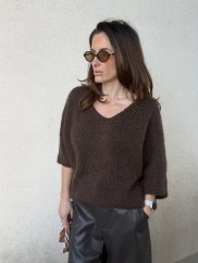 Tmavohnedý oversize sveter s krátkym rukávom, elegantný jesenný outfit pre ženy.