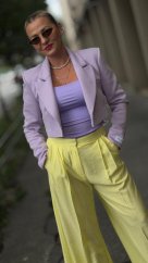 Dámske fialové sako Mia Purple so skráteným strihom, výraznejšími ramenami a elegantnou líniou