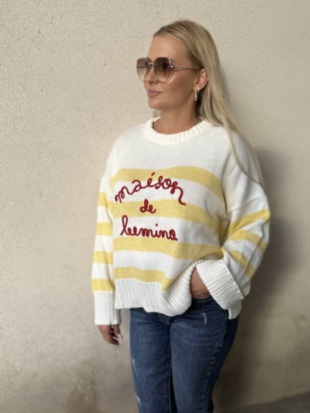 bieložltý oversize sveter s nápisom a pruhmi