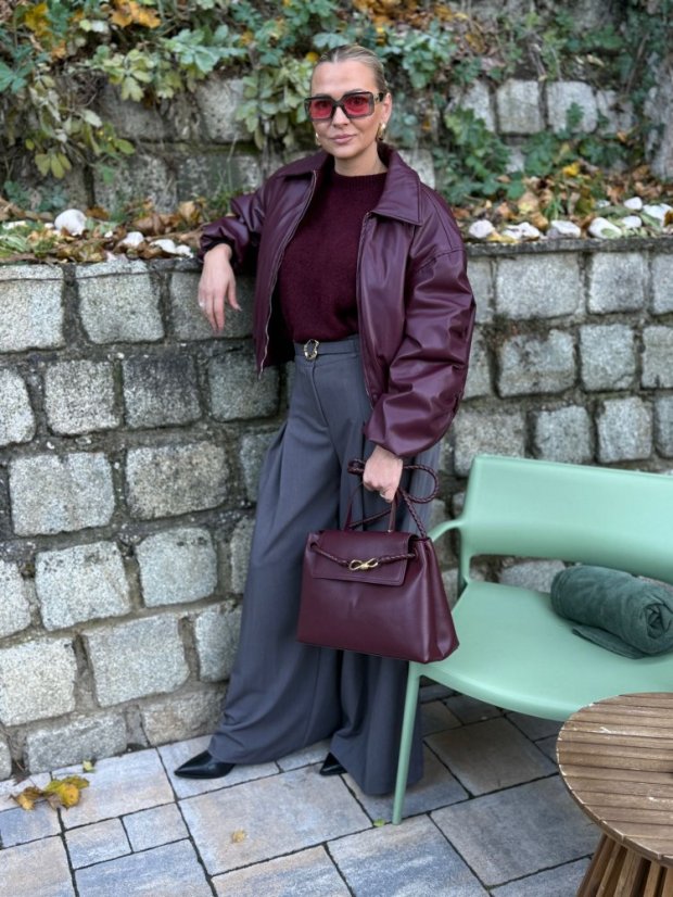 Burgundy kožená kabelka so zlatou sponou a prepletaným detailom, elegantný taliansky dizajn.