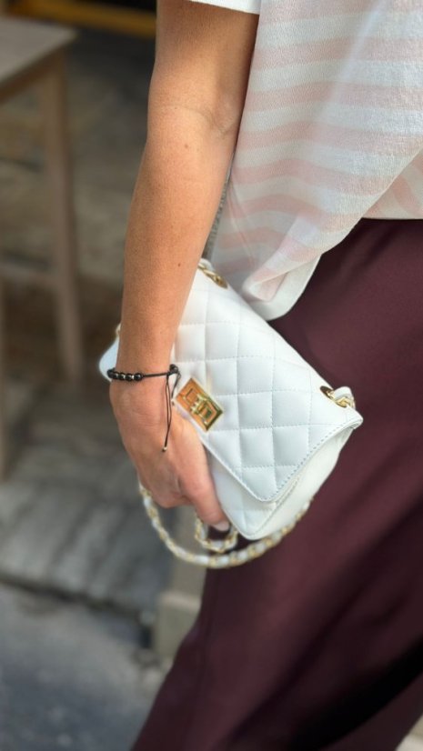 Biela prešívaná kožená crossbody kabelka so zlatou retiazkou v elegantnom štýle
