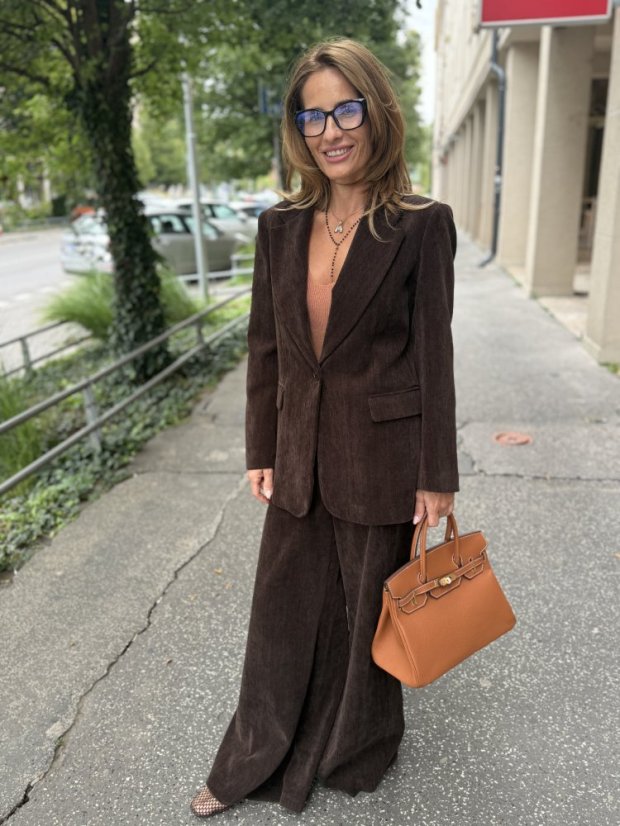 Dámske hnedé menčestrové nohavice s vysokým pásom a rozšíreným strihom, taliansky elegantný štýl.