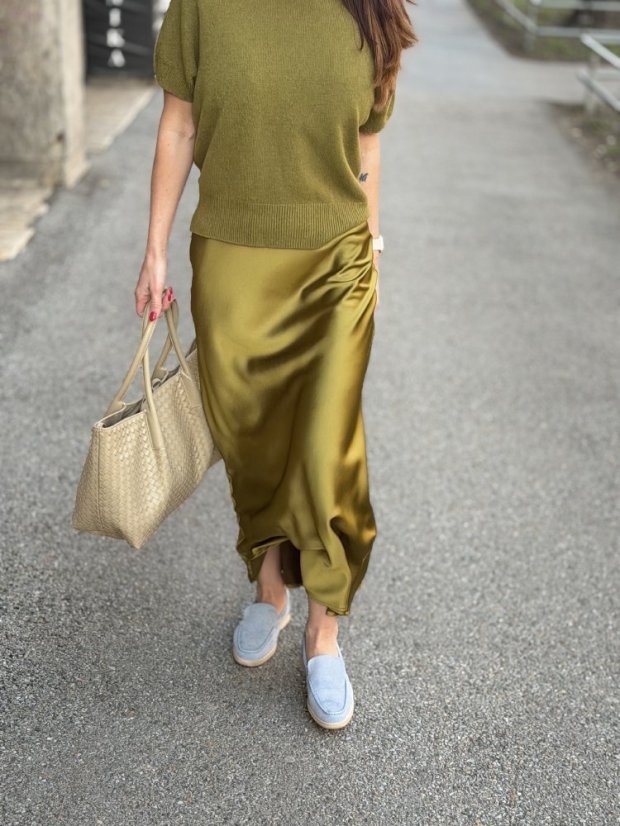 pistáciová saténová maxi sukňa na žene v elegantnom mestskom outfite