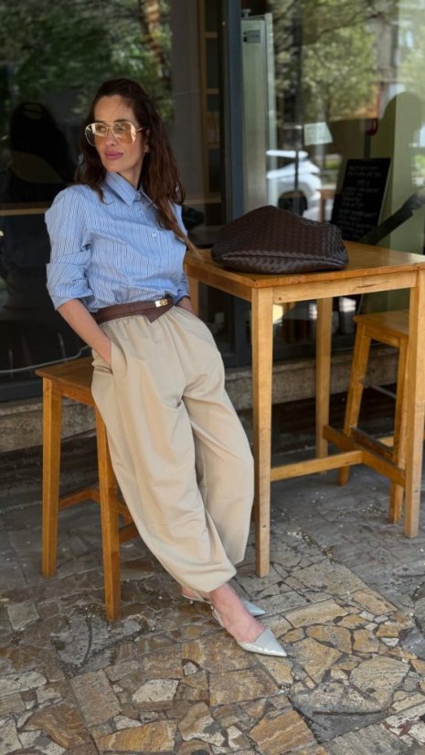 béžové balónové nohavice so sťahovaním v páse a voľným elegantným strihom na postave