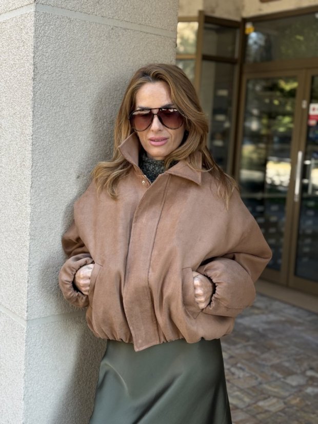 Karamelová bunda z brúsenej kože s golierom a elastickými lemami – elegantný jesenný outfit