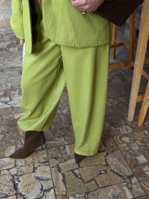 Pistáciové largo nohavice so širokým strihom v modernom mestskom štýle