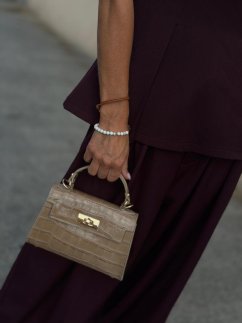 Dámska béžová mini kožená kabelka Ambra s croco textúrou a zlatým zapínaním