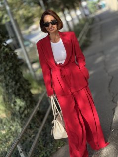 Červené nohavice Inez Roso z Talianska so širokým elegantným strihom.