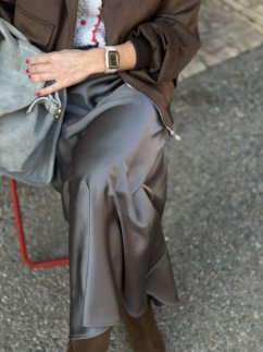 sivá saténová maxi sukňa na žene v elegantnom mestskom outfite
