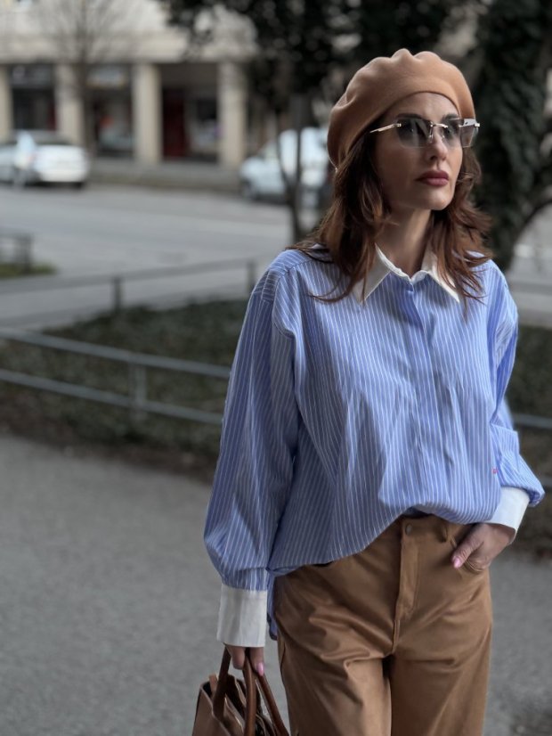 modrá prúžkovaná košeľa s bielym golierom a detailom G.R.W.M.