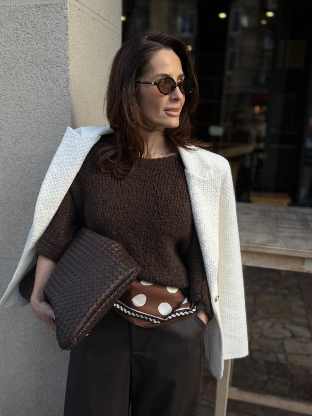 Tmavohnedý oversize sveter s krátkym rukávom, elegantný jesenný outfit pre ženy.
