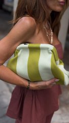 Pistáciová pruhovaná letná kabelka Sito v ruke ženy ako štýlový doplnok k letnému outfitu
