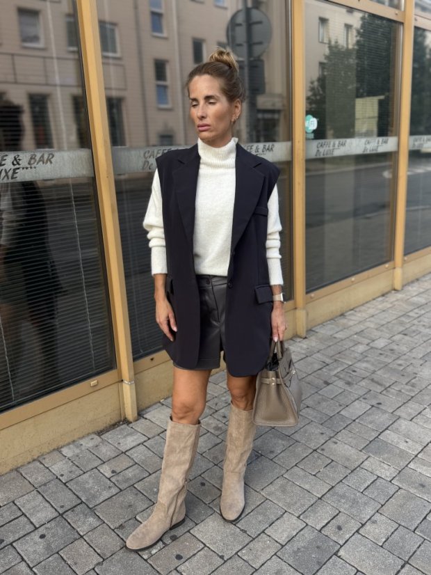 Tmavomodrá dámska vesta s predĺženým strihom a klopami, elegantný minimalistický štýl
