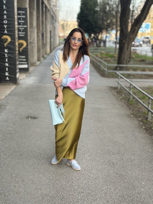 pistáciová saténová maxi sukňa na žene v elegantnom mestskom outfite