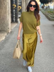 pistáciová saténová maxi sukňa na žene v elegantnom mestskom outfite pistáciová saténová maxi sukňa na žene v elegantnom mestskom outfite