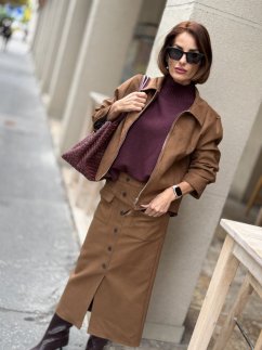 Dámska semišová bunda Lina v camel odtieni so zapínaním na zips, košeľovým golierom a voľnejším strihom v elegantnom mestskom outfite