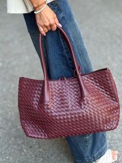 Burgundy kožená kabelka Lusso s prepletaným dizajnom, dlhými rúčkami a priestranným shopper tvarom.