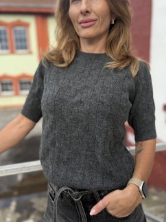 Tmavosivý dámsky sveter s krátkym rukávom a jemným pleteným vzorom, elegantný nadčasový štýl