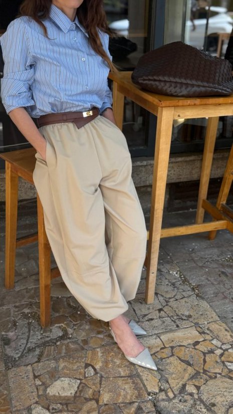 béžové balónové nohavice so sťahovaním v páse a voľným elegantným strihom na postave