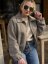 Šedá bunda so vzorom rybej kosti a zapínaním na zips, elegantný jesenný outfit s rolákom a koženými nohavicami