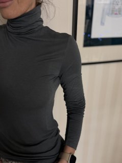 šedý tenký rolák s hladkou pleteninou a jemným podielom kašmíru v talianskom štýle šedý tenký rolák s hladkou pleteninou a jemným podielom kašmíru v talianskom štýle