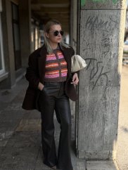 tmavohnedé dámske koženkové nohavice flare strihu v elegantnom mestskom outfite