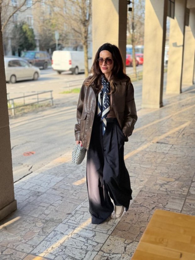 tmavomodré široké dámske nohavice elegantného strihu nosené v mestskom outfite