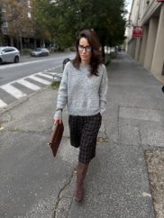 Bledošedý sveter s jemným lemom z mäkkého materiálu, elegantný ženský štýl.