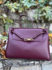 Burgundy kožená kabelka so zlatou sponou a prepletaným detailom, elegantný taliansky dizajn.