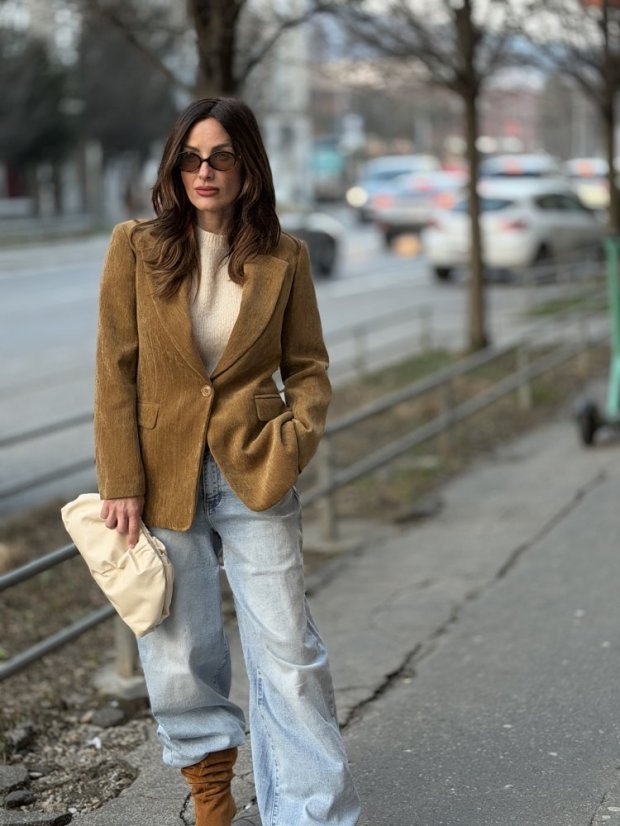 Mančestrové sako v camel odtieni – elegantný jesenný kúsok s vintage nádychom