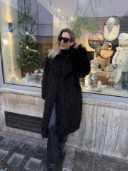 čierny dlhý dámsky kožúšok s výraznou textúrou v mestskom outfite