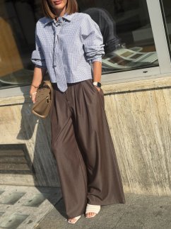 tmavohnedé široké nohavice na žene s košeľou v mestskom outfite