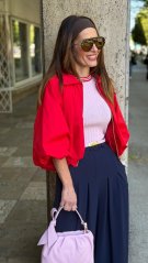 červená crop bunda s balónovým rukávom a zipsom v modernom mestskom outfite červená crop bunda s balónovým rukávom a zipsom v modernom mestskom outfite