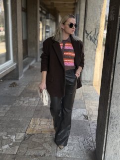 tmavohnedé dámske koženkové nohavice flare strihu v elegantnom mestskom outfite